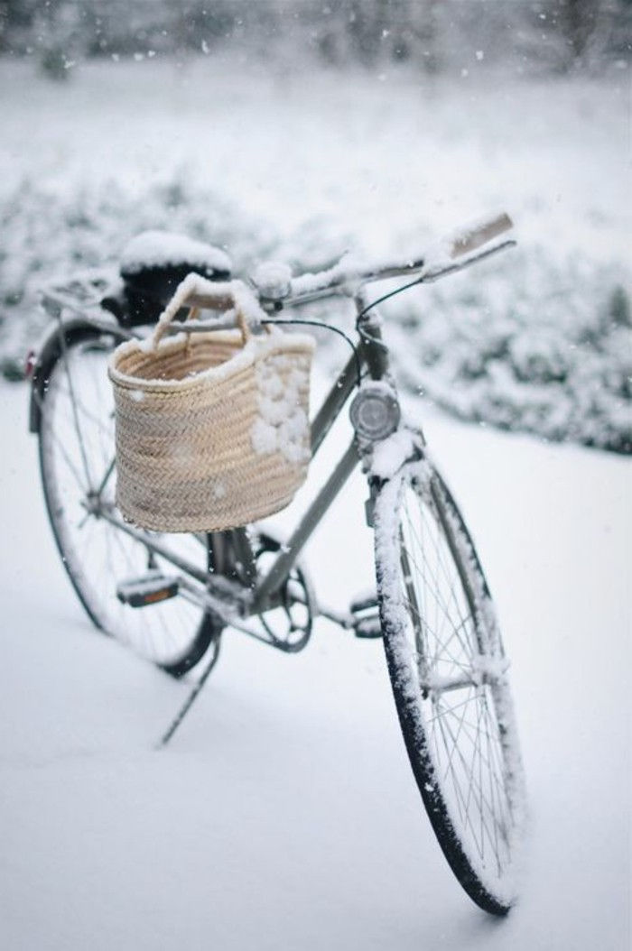 Foto med vintermotiv-bike-in-snow-cool illustration-med-snow motiv