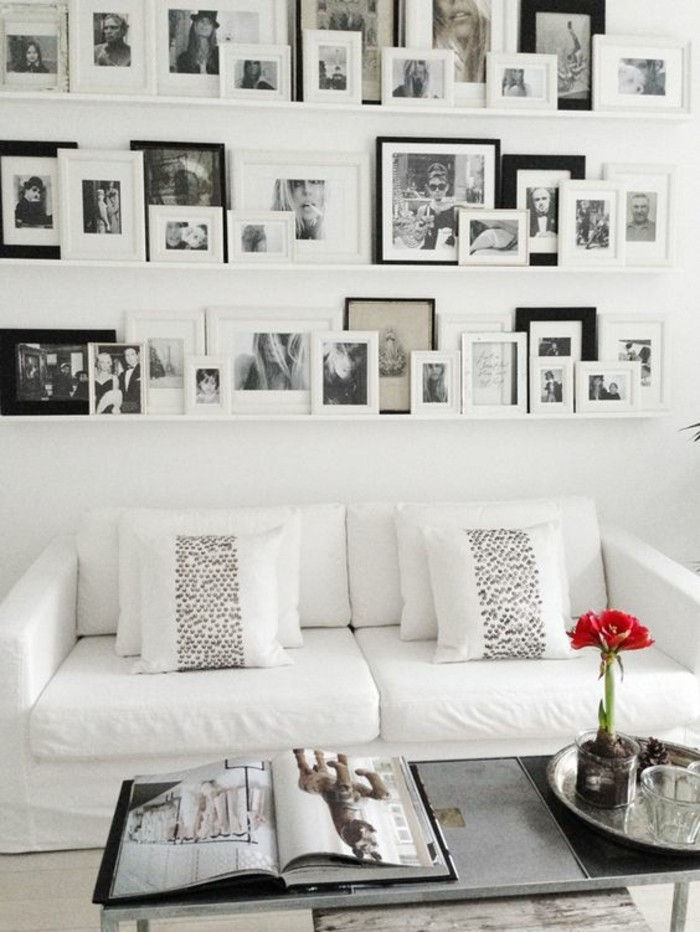Fotowand ideeën-wit-sofa-many frameafbeeldingen-on-schappen