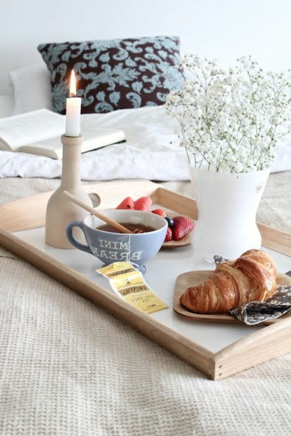 Zajtrk-v-postelji-lesen pladenj, praktična ideja