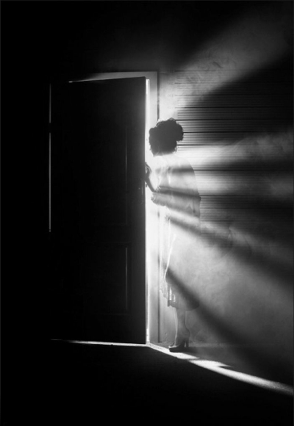 Žena pokukování dvere Sunbeam