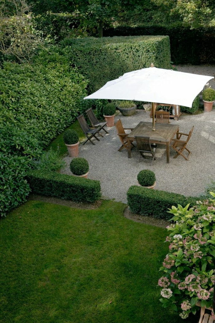 Bahçe çim dekoratif taşlar Ahşap mobilya Bahçe şemsiye ve beyaz kare