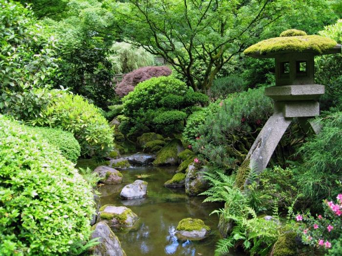 Grădină în stil japonez arbuști piatră mare piatră de lanternă