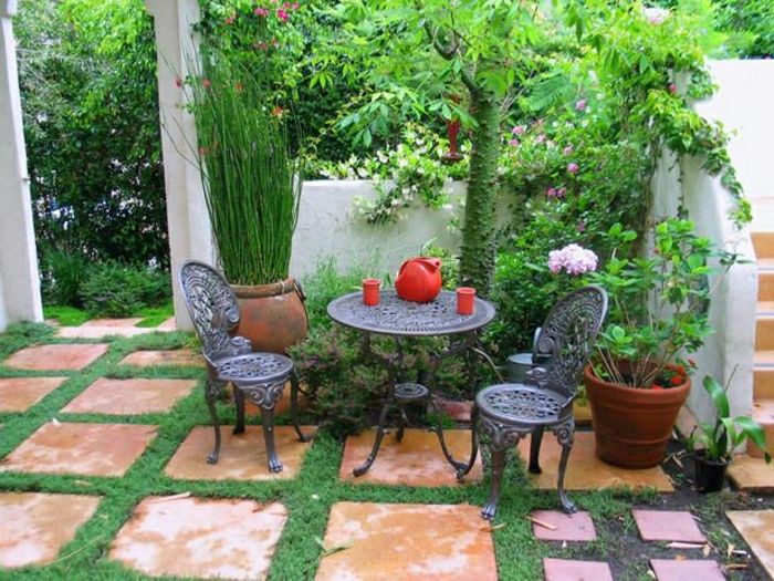 Garden Mediterranean Green Stphle stoly kované železné kvetináče a červená konvička šálka