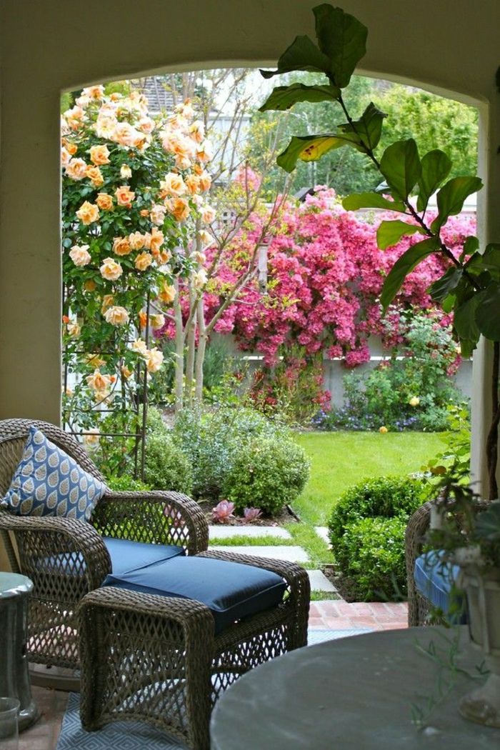 Jardim de estilo mediterrânico móveis de vime flor verde