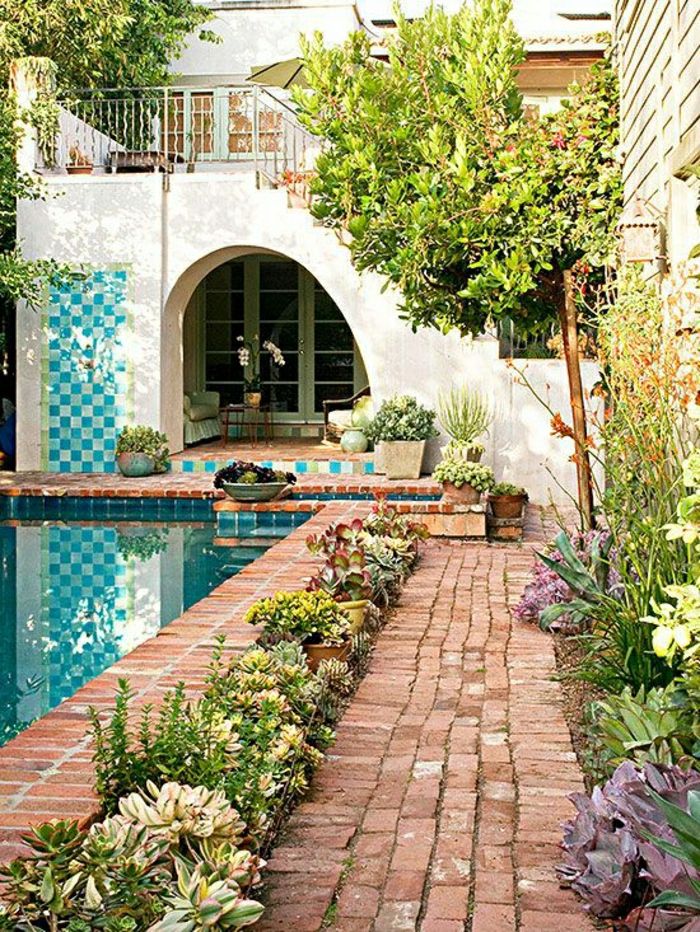 Záhrada v stredomorskom štýle tyrkysovej dlažba bazén Kvetinové schody