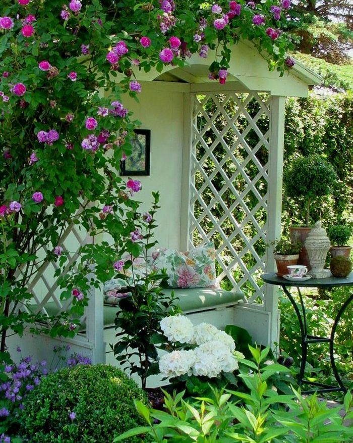 Banco de jardim com telhado e branco telhado de malha paredes flor vasos de flores de mesa almofada