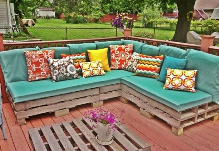 Grădină paleti mobilier canapea turcoaz culoare perna colorat ghiveci masuta de cafea
