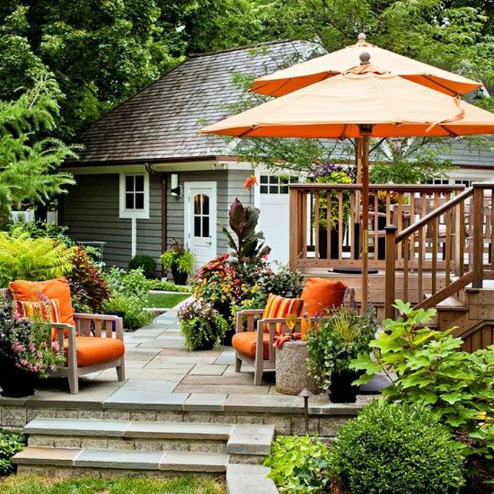 Bahçe şemsiyeleri-turuncu renkli bahçe mobilyaları bitkileri