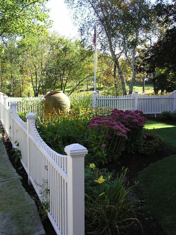 Oblikovanje vrtov vrtna ograja v beli barvi iz lesa