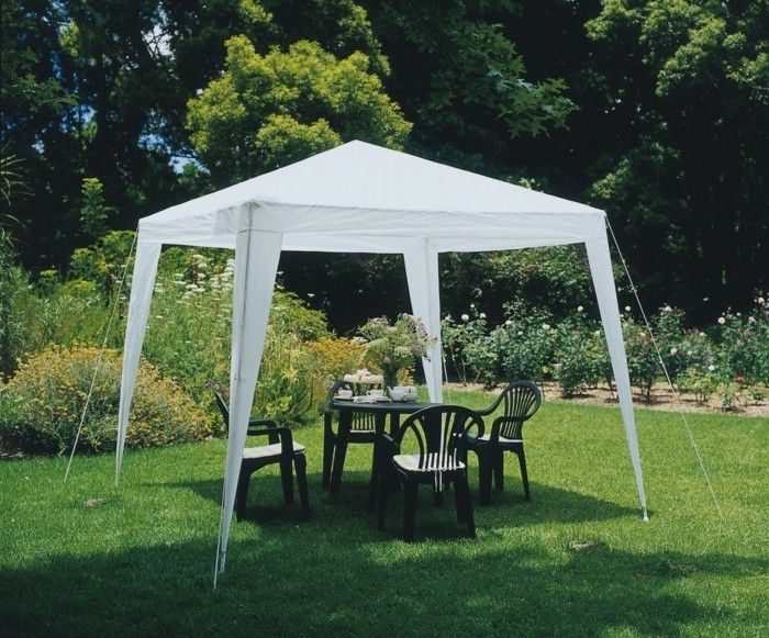 Trädgårds tält-med-grönt-stolar-and-table