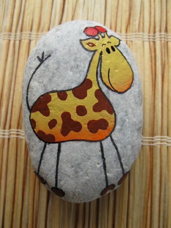 Žirafos dažytos akmenys kaip apdailos idėja