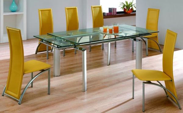 Sklenený stôl so stoličkami žltej dizajnom