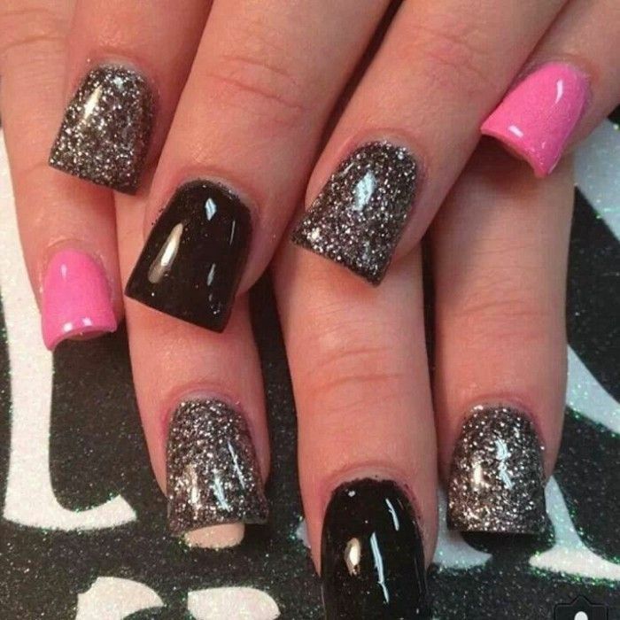 Glitter Nails-design i rosa og svart