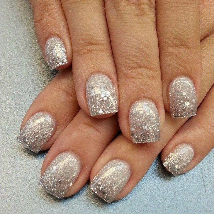 Glitter polski paznokci w kolorze srebrnym