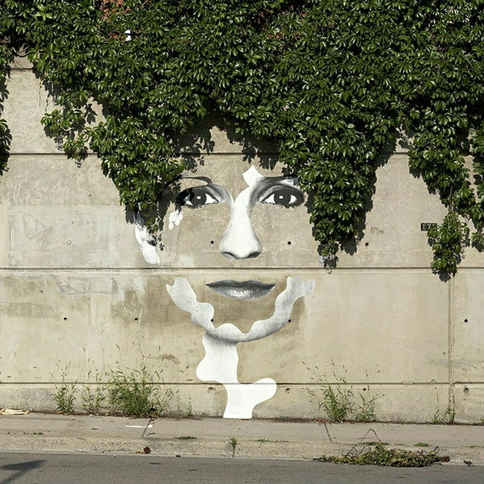 Graffiti Style Woman Face Green Capelli