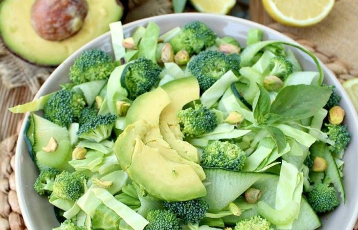 Detox detoksikacijos-salotos žalios avokadų brokoliai