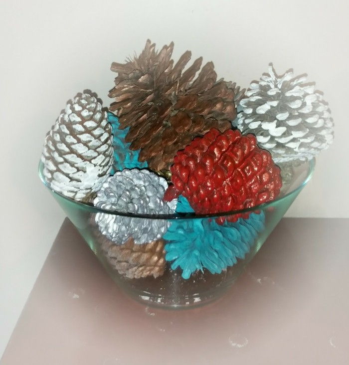 Stor-pinecone-olika färger-cup-of-glas