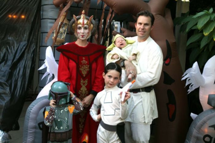 Kostumna skupina Star Wars z otrokom kot Yoda