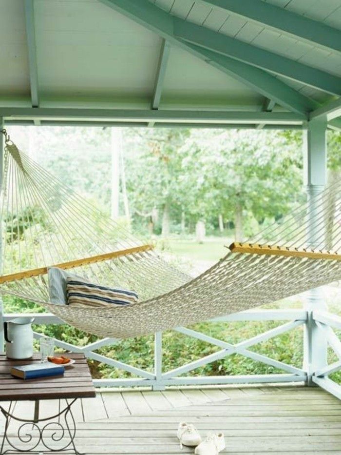 Hammock-for-balkong-net-and-small-table