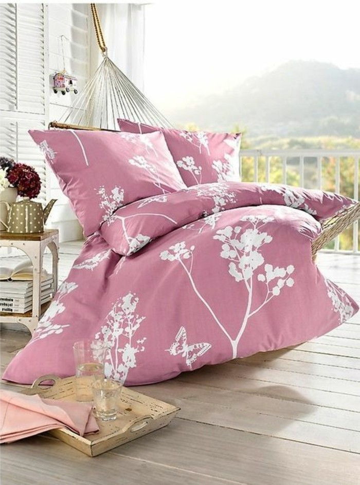 Hengekøye-for-balkong-og-rosa sengetøy