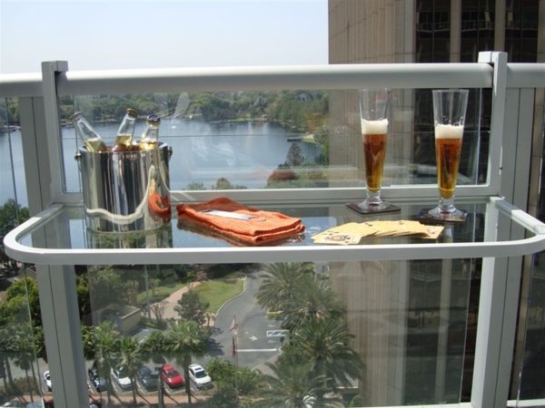 Zawieszony stół na balkon-of-szklanej butelki piwa