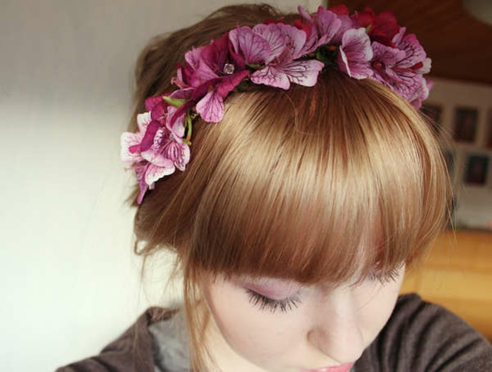 hårband sy-rosa-blommor-för-röd-hår