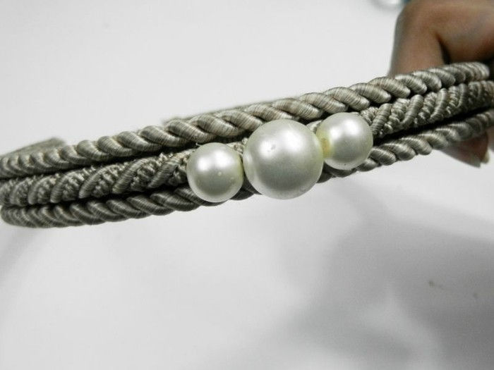 hårband själv-är-tre-pearl-in-grå-färg geflechtet med