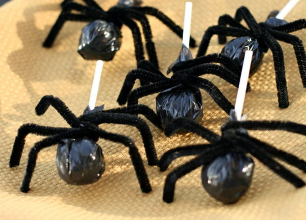 Decoração de Halloween-make-yourself-spider-sucking