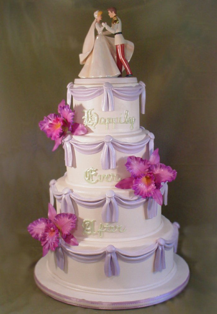 Fortunatamente-Ever-After Wedding Cake-in-Cenerentola-style