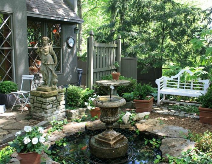 Hiša dvorišče kip stenska ura vrt vodnjak