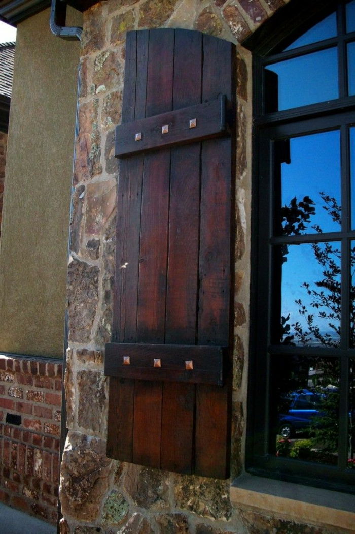 Casa in pietra muro di mattoni di dimensioni finestra legno otturatore