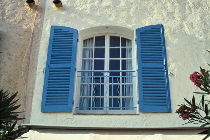 finestra Casa in stile mediterraneo Esotico Fiore Blue Shutters