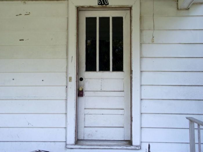 Hus og hvit gammel dørstokken-retro