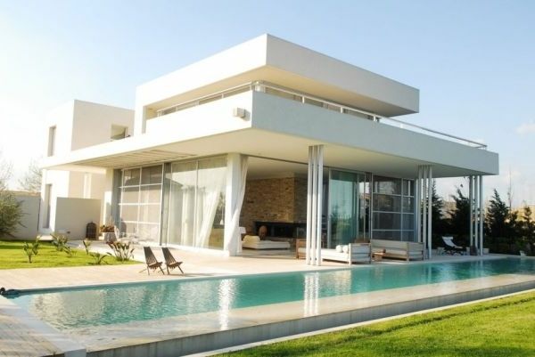 Groot luxe zwembad en glazen wanden voor origineel huismodel in het wit