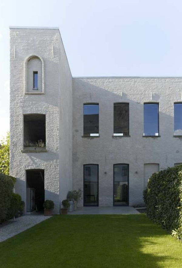 Elegantna bela fasada za moderno zasnovo hiše