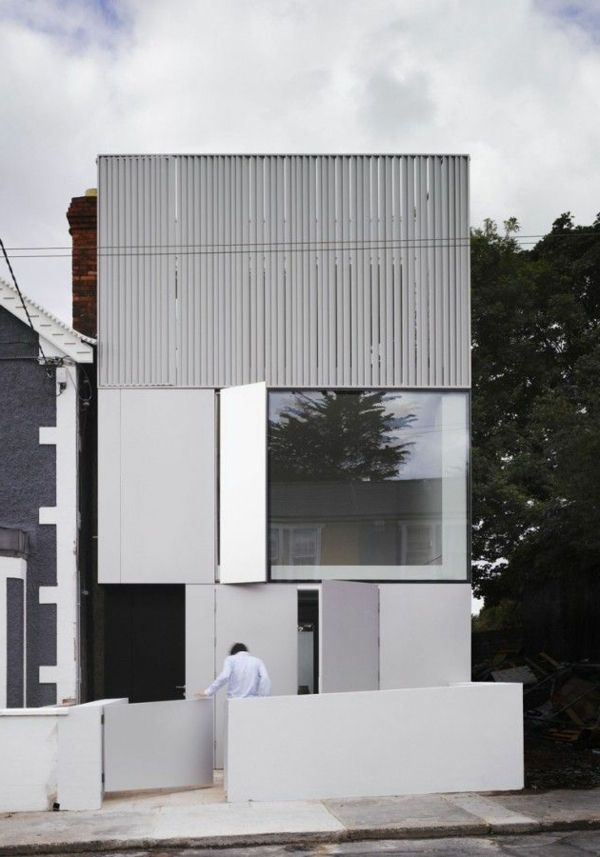 Innovatief wit huis op drie verdiepingen