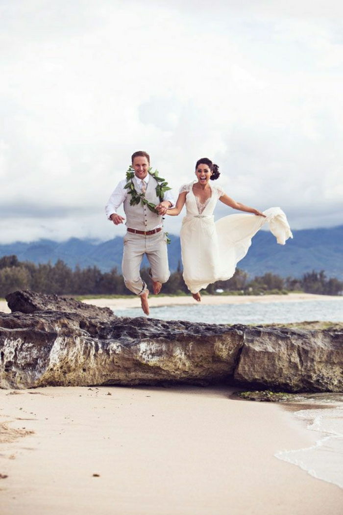 Hawaii Düğün Fikir atlama Komik Fotoğraf newlyweds