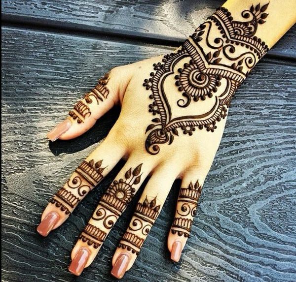 Henna Tattoo Pat hand polish bruin hout nagel