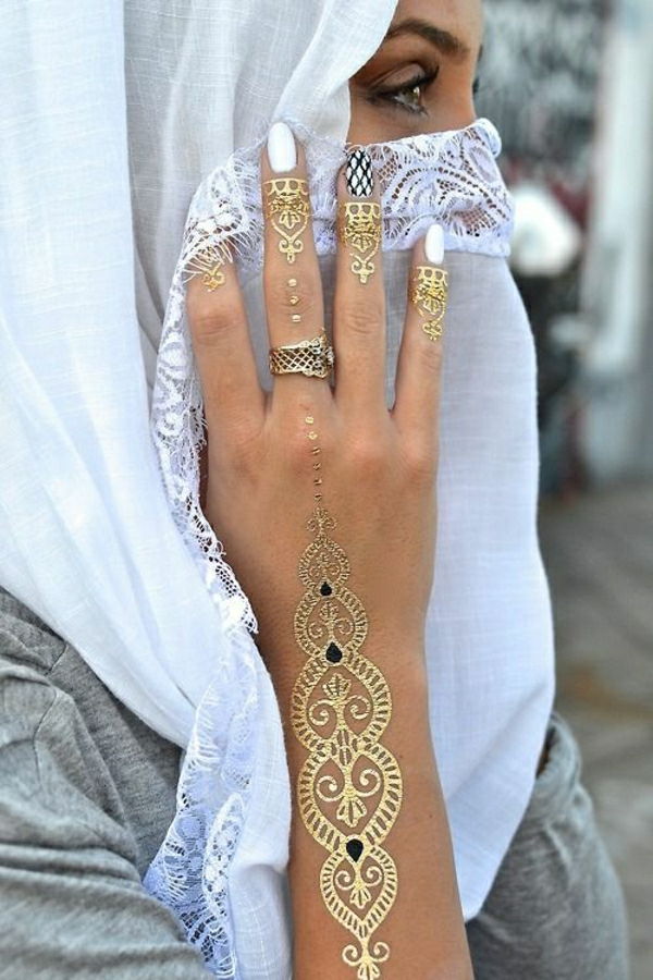 Henna Mönster tatuering gyllene arm ring vit nagellack Dekoration