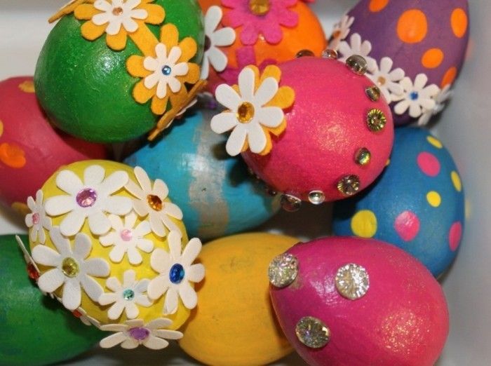 Bakgrund påsk dekorerade ägg-med-gekleppten Flower