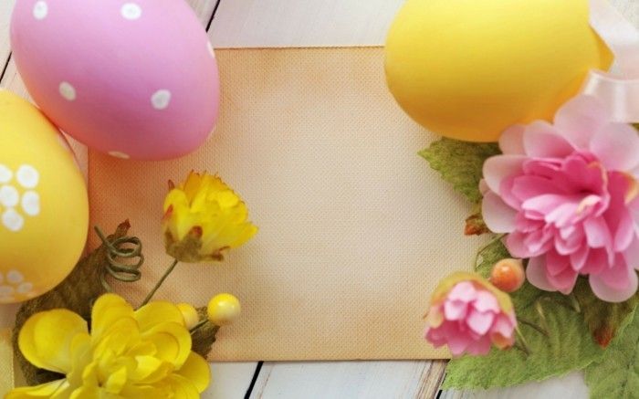 Tapet påsk med arrangerade blommor och ägg