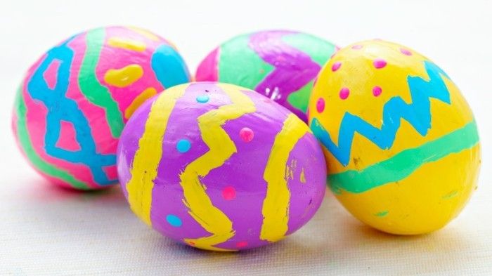 Bakgrunds påsk med-of-barn-målade ägg