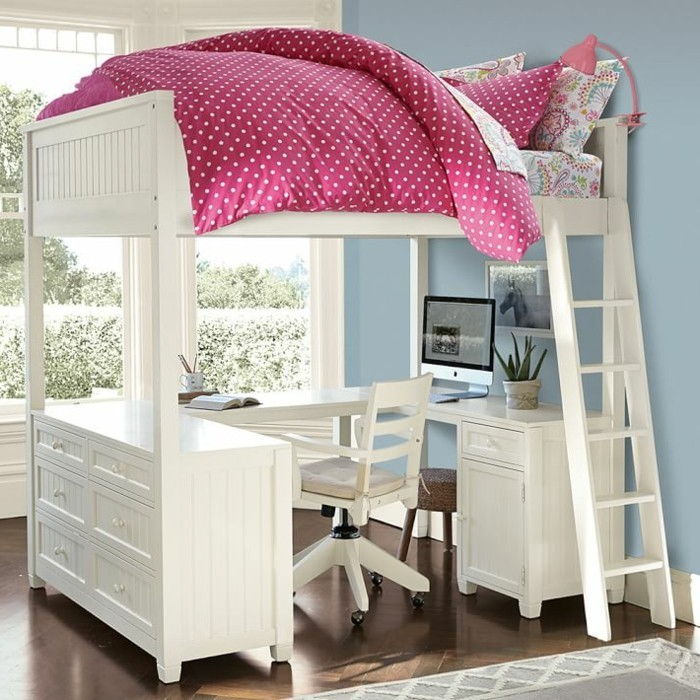 Dviaukštės lovos-už-mergina-su-rožinė lovatiesė