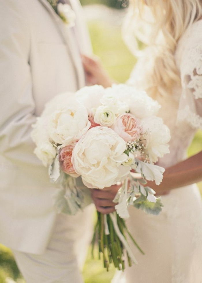 De bruid en bruidegom bruidsboeket en wit-roze pioenen
