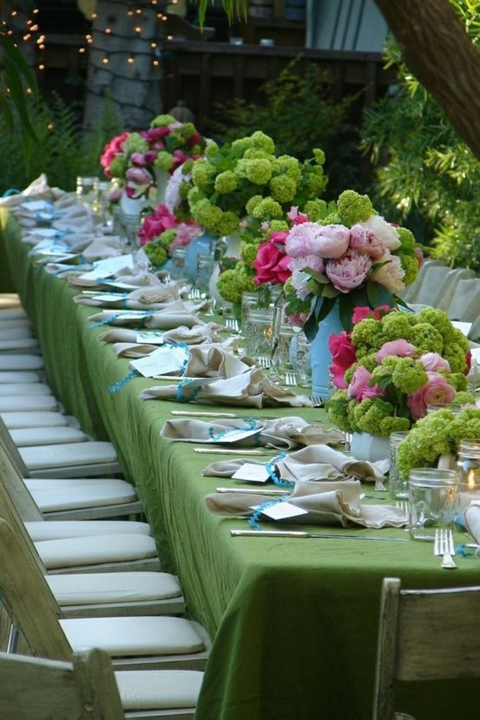 Vestuvių stalo papuošimas žalia staltiesė gėlės