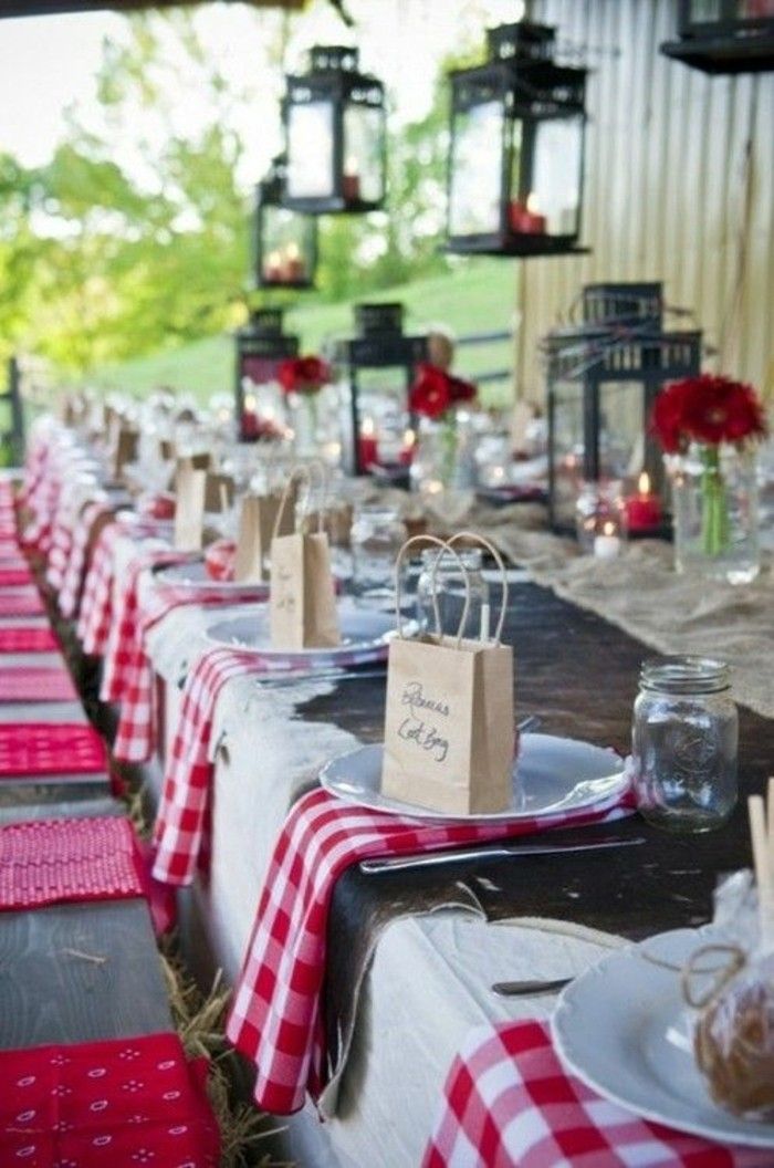 Vestuvių stalo papuošimas-su-raudonais-elementų