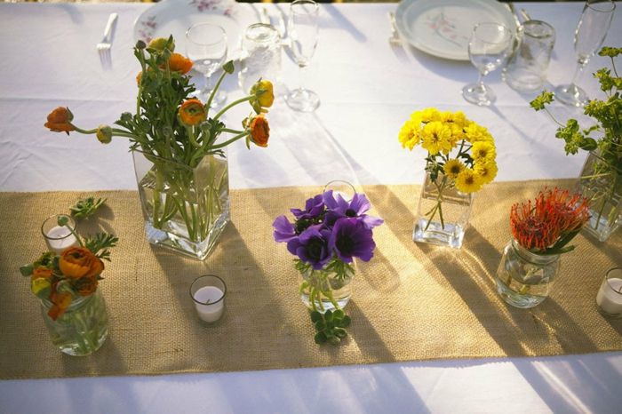 Svadobné tabule dekorácie, žlté a oranžové kvety