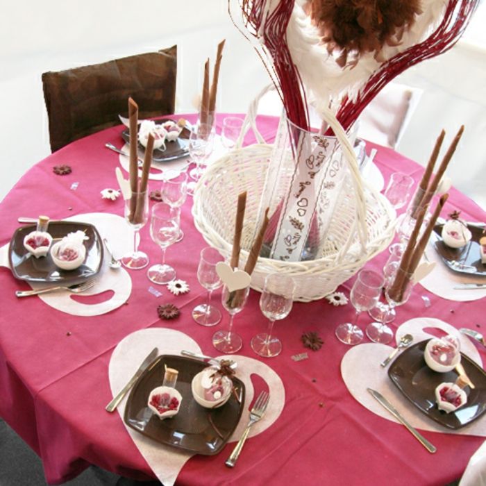 Düğün masa dekorasyonu kalp-pembe-masa örtüsü
