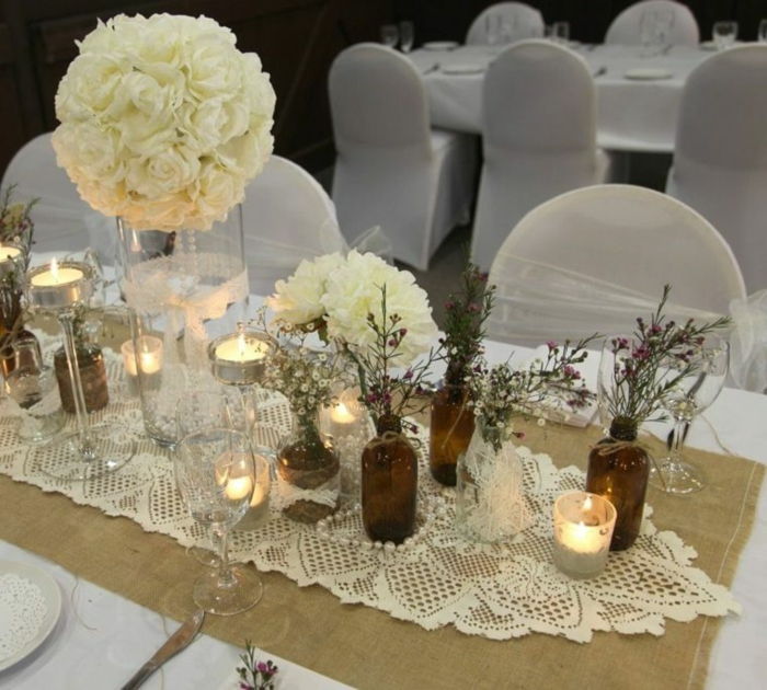 Düğün masa dekorasyonu Mumlar ve beyaz gül
