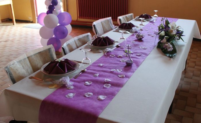 Svadobné tabule dekorácie-fialovo-satén